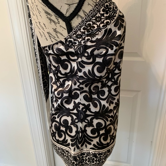 Fancy black and cream halter top with silver ring deco - Picture 4 of 6